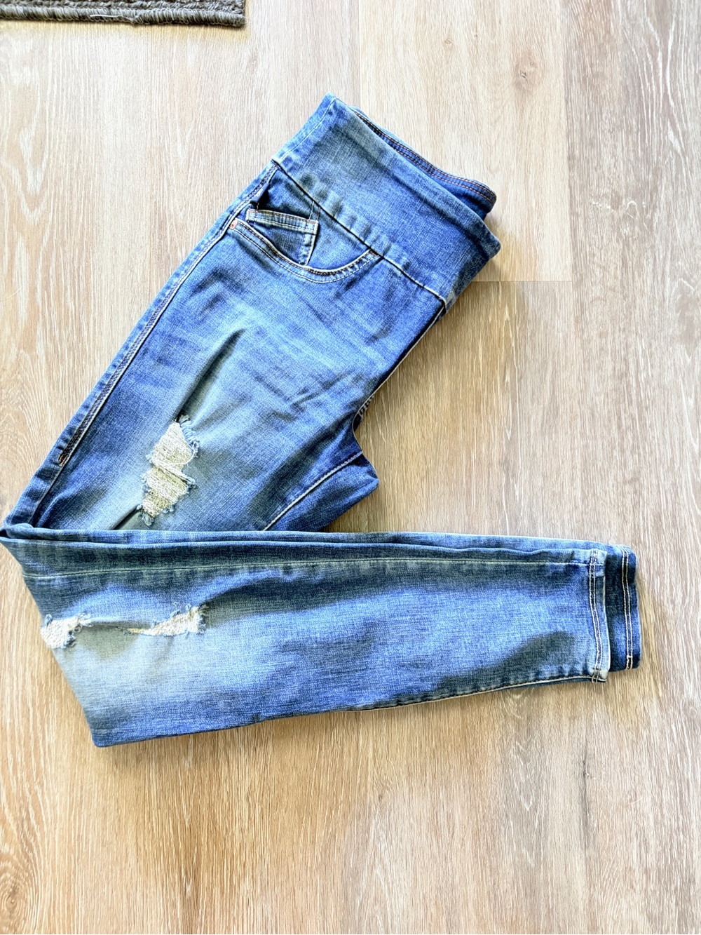 Rock & Republic Light Blue Distressed Women's Jeggings